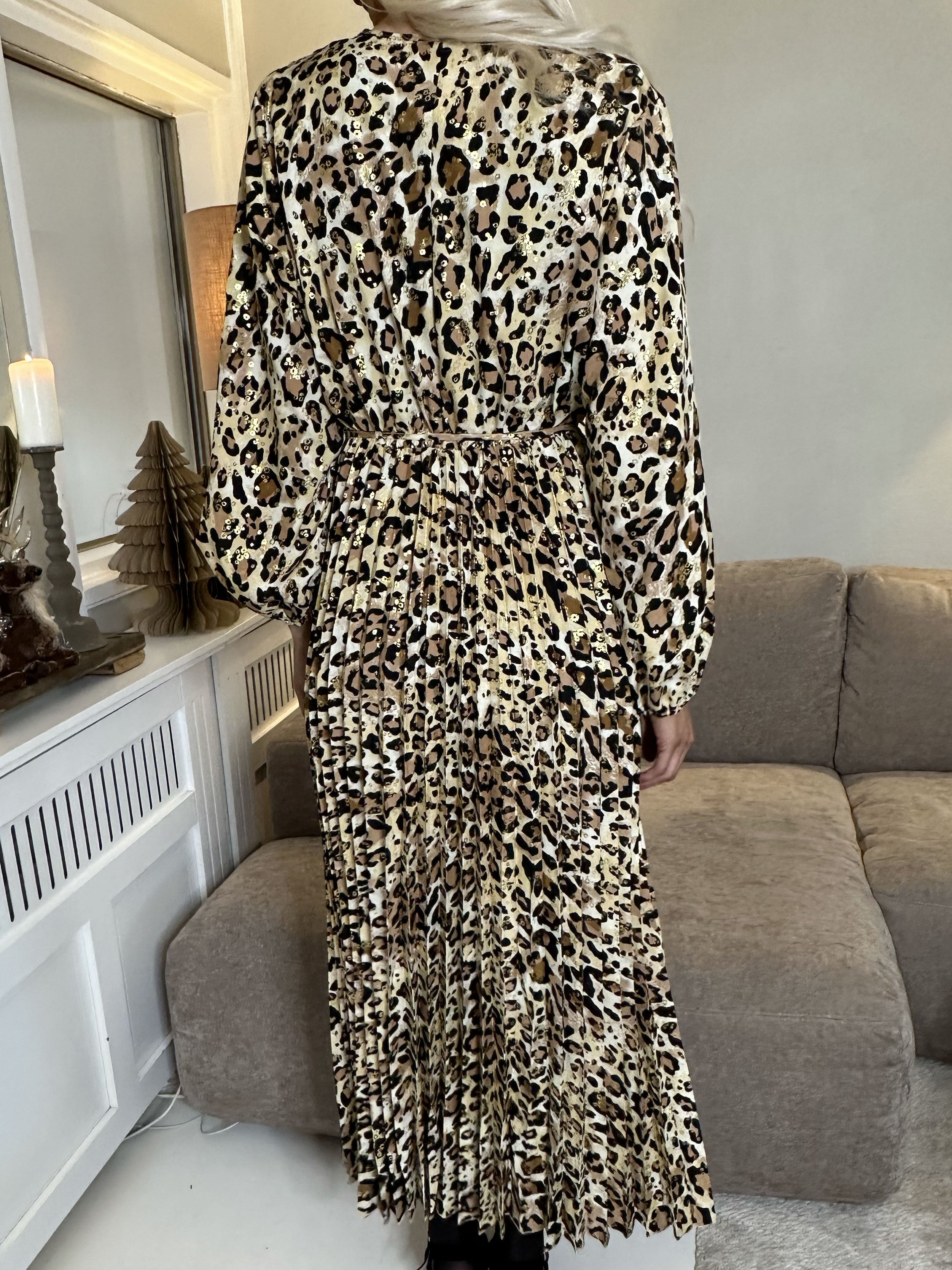 Anne - Lång vacker leopardklänning med veck